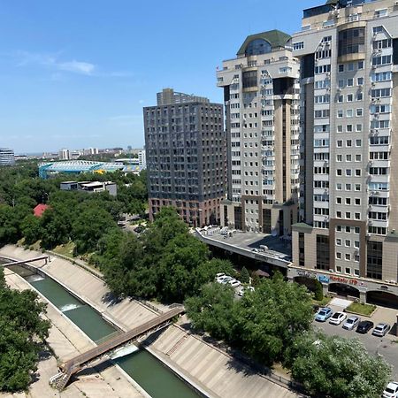 Квартира В Центре Алматы Luaran gambar
