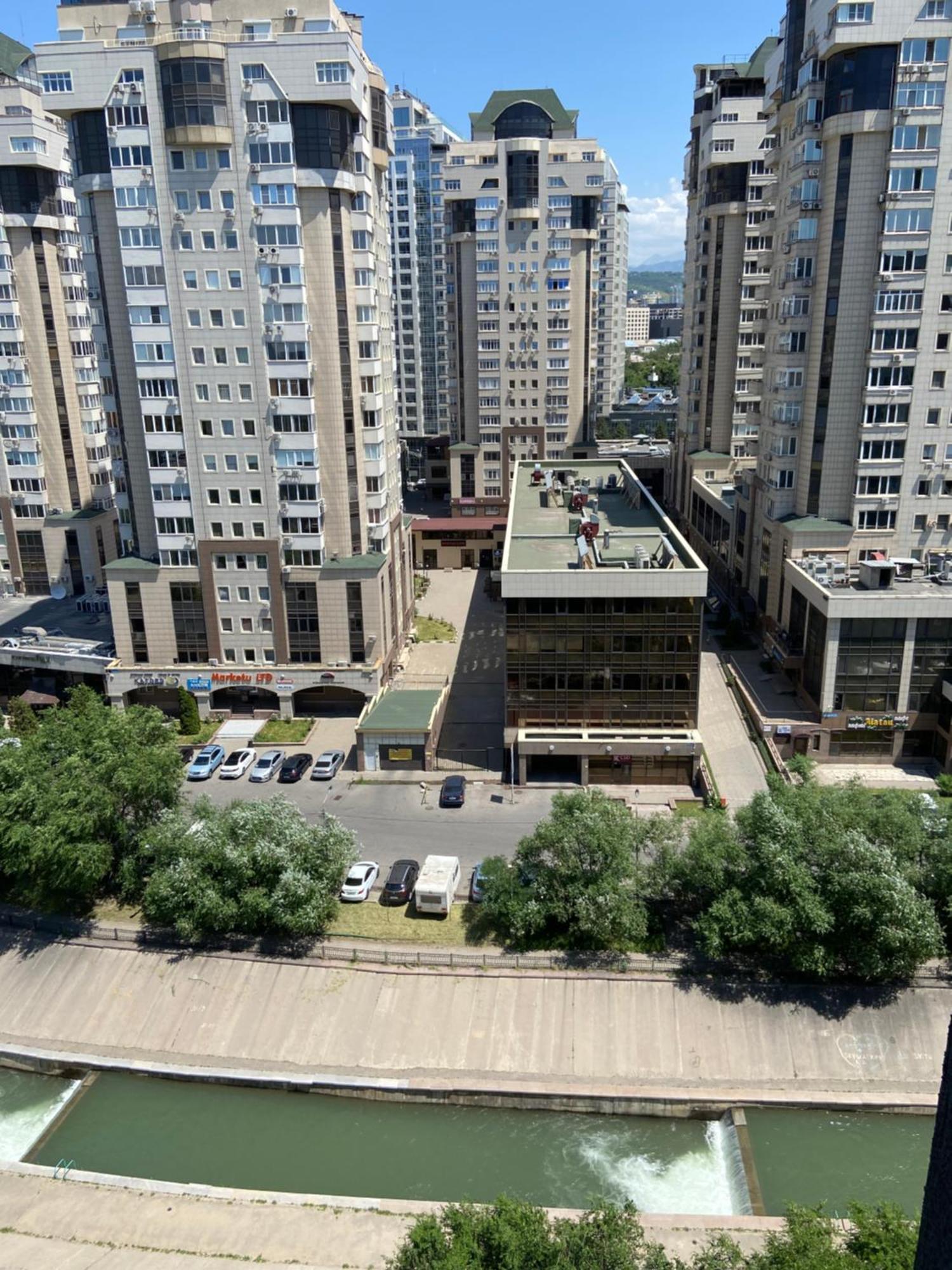 Квартира В Центре Алматы Luaran gambar